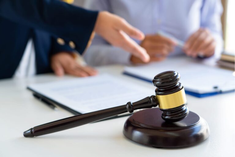 Autodifesa dell’avvocato: il regime IVA e l’obbligo di ritenuta d’acconto